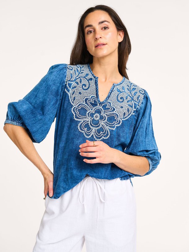 Ontdek de Denim top met borduursel van Summum in de kleur blauw bij Orangebag. Op werkdagen voor 21:45 besteld, morgen in huis.