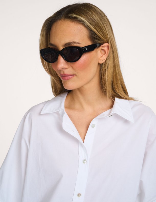 Ontdek de Sajude zonnebril van Samsoe Samsoe in de kleur Zwart bij Orangebag. Op werkdagen voor 21:45 besteld, morgen in huis.