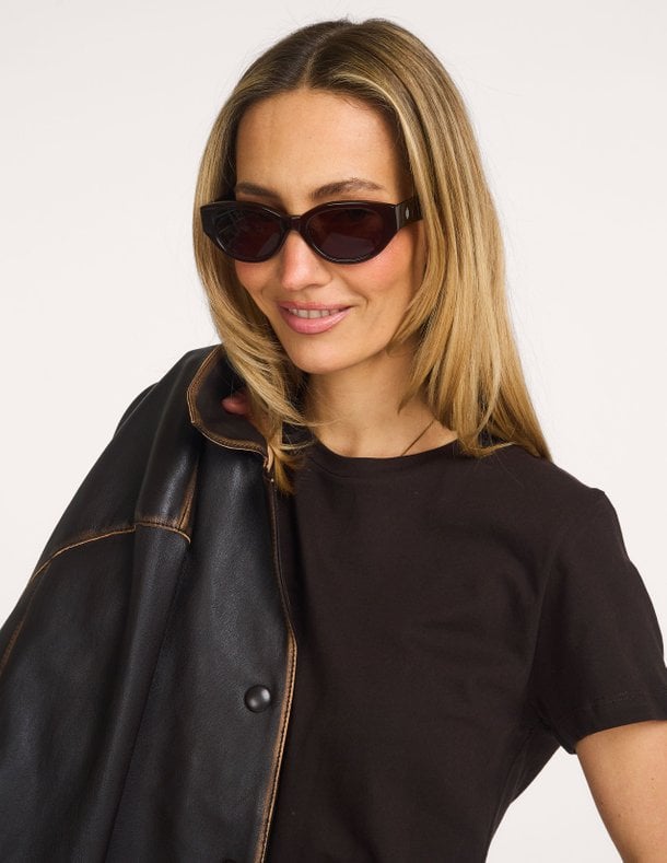 Ontdek de Sajude zonnebril van Samsoe Samsoe in de kleur Donkerbruin bij Orangebag. Op werkdagen voor 21:45 besteld, morgen in huis.