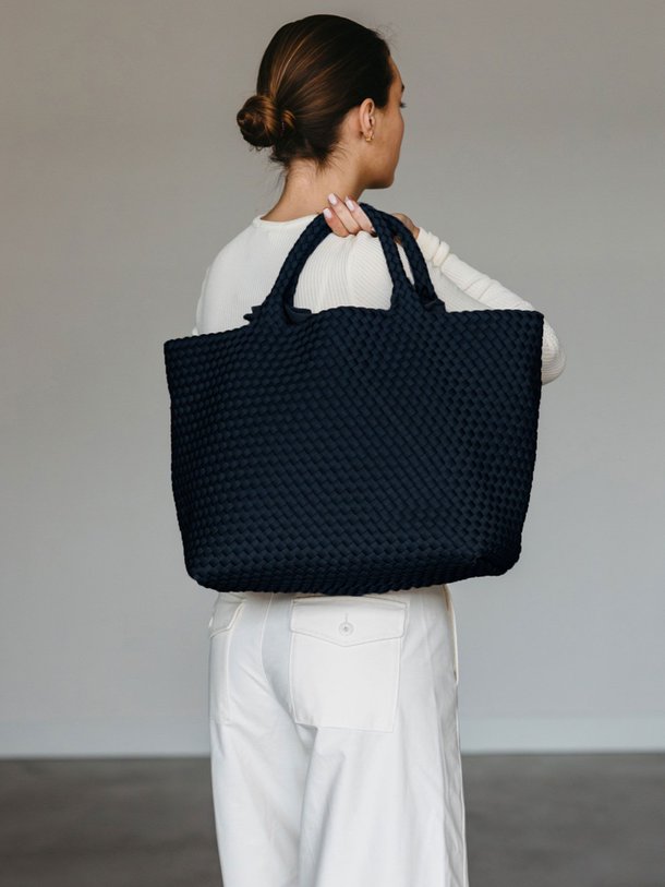 Ontdek de Gevlochten handtas large van Marrea in de kleur donkerblauw bij Orangebag. Op werkdagen voor 21:45 besteld, morgen in huis.