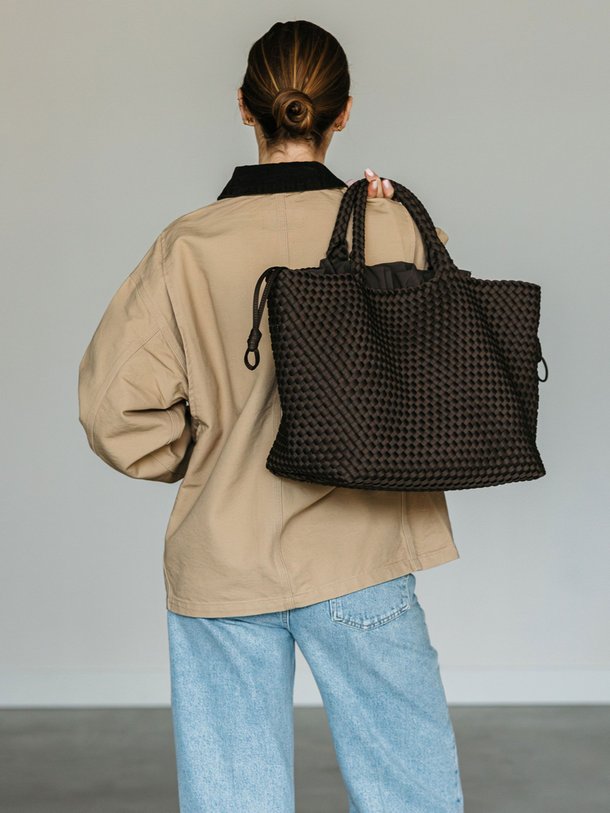 Ontdek de Gevlochten handtas large van Marrea in de kleur donkerbruin bij Orangebag. Op werkdagen voor 21:45 besteld, morgen in huis.