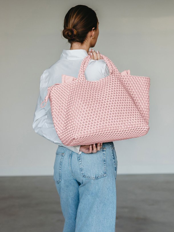 Ontdek de Gevlochten handtas large van Marrea in de kleur lichtroze bij Orangebag. Op werkdagen voor 21:45 besteld, morgen in huis.