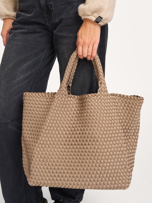 Ontdek de Gevlochten handtas large van Marrea in de kleur taupe bij Orangebag. Op werkdagen voor 21:45 besteld, morgen in huis.