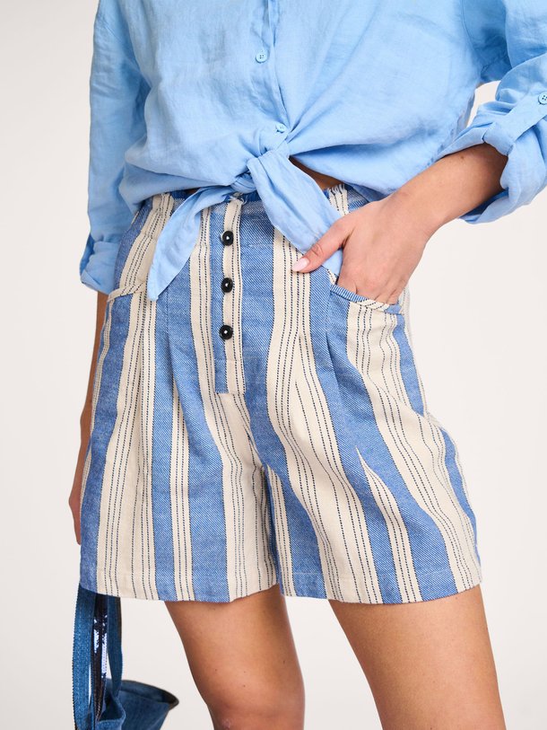 Ontdek de Lilat katoenmix short met dessin van Bellerose in de kleur blauw bij Orangebag. Op werkdagen voor 21:45 besteld, morgen in huis.