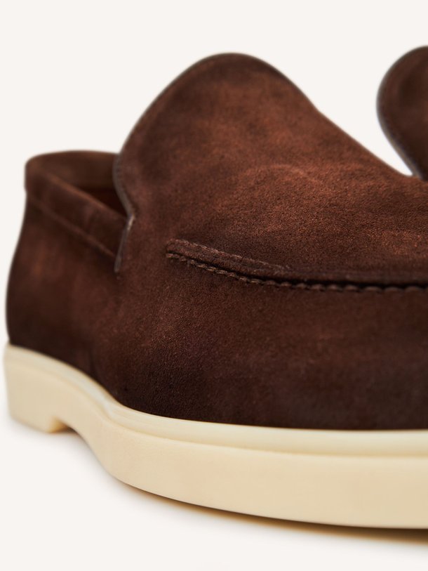 Ontdek de Javea suède instappers van Magnanni in de kleur Donkerbruin bij Orangebag. Op werkdagen voor 21:45 besteld, morgen in huis.