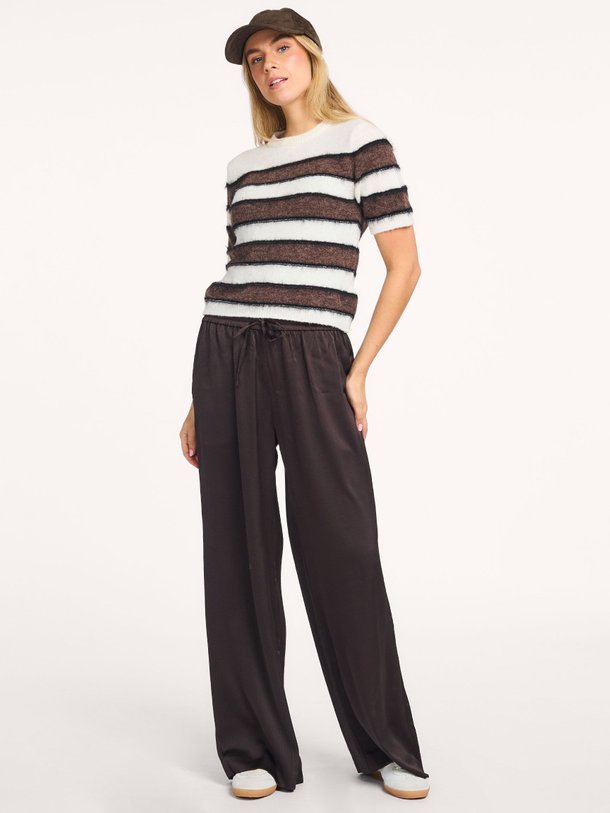 Ontdek de Sahelena geweven broek van Samsoe Samsoe in de kleur Donkerbruin bij Orangebag. Op werkdagen voor 21:45 besteld, morgen in huis.