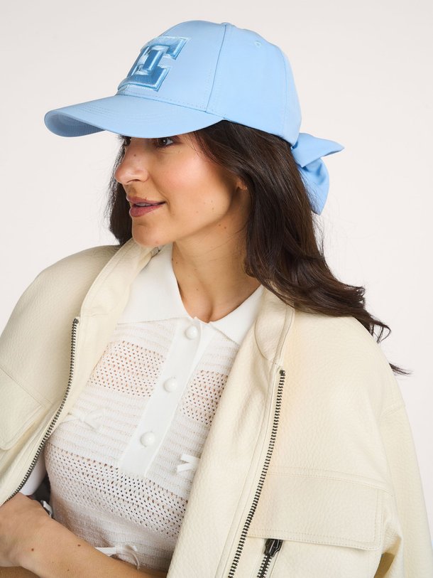 Ontdek de Jiny geweven pet van Essentiel Antwerp in de kleur Lichtblauw bij Orangebag. Op werkdagen voor 21:45 besteld, morgen in huis.