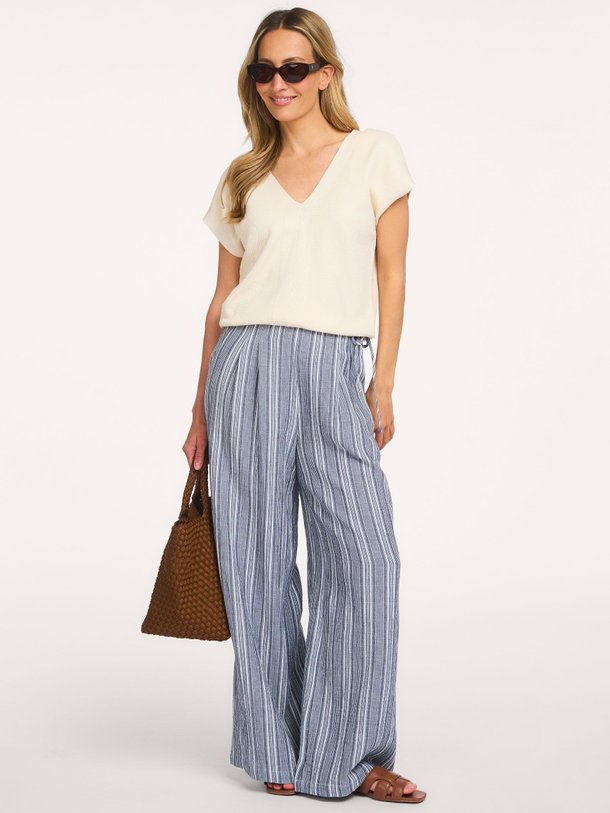 Ontdek de Metis organic cotton gestreepte broek van Frnch in de kleur Blauw bij Orangebag. Op werkdagen voor 21:45 besteld, morgen in huis.