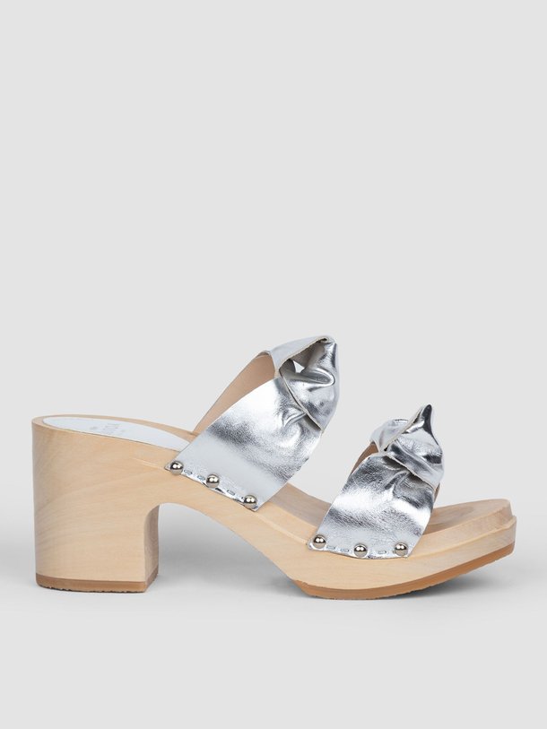 Ontdek de Ynoui lederen metallic muiltjes van Sabot YouYou in de kleur zilverkleur bij Orangebag. Op werkdagen voor 21:45 besteld, morgen in huis.