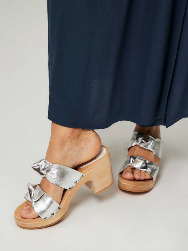 Sabot Youyou Ynoui - Lederen Metallic Muiltjes - Zilverkleur Ontdek de Ynoui lederen metallic muiltjes van Sabot YouYou in de kleur zilverkleur bij Orangebag. Op werkdagen voor 21:45 besteld, morgen in huis.