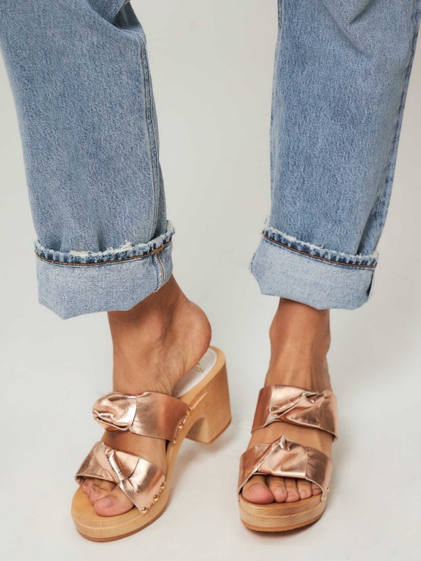 Sabot Youyou Ynoui - Lederen Metallic Muiltjes - Roze Ontdek de Ynoui lederen metallic muiltjes van Sabot YouYou in de kleur roze bij Orangebag. Op werkdagen voor 21:45 besteld, morgen in huis.