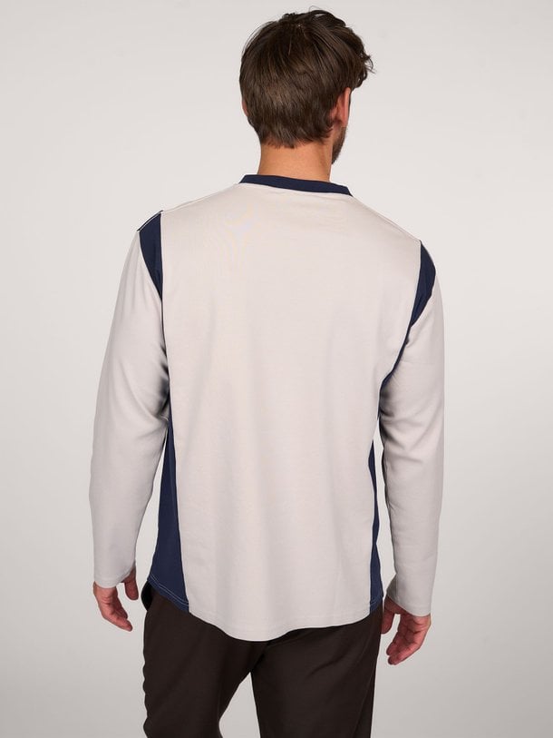 Ontdek de Panel Tee katoenen longsleeve van OLAF in de kleur zand bij Orangebag. Op werkdagen voor 21:45 besteld, morgen in huis.