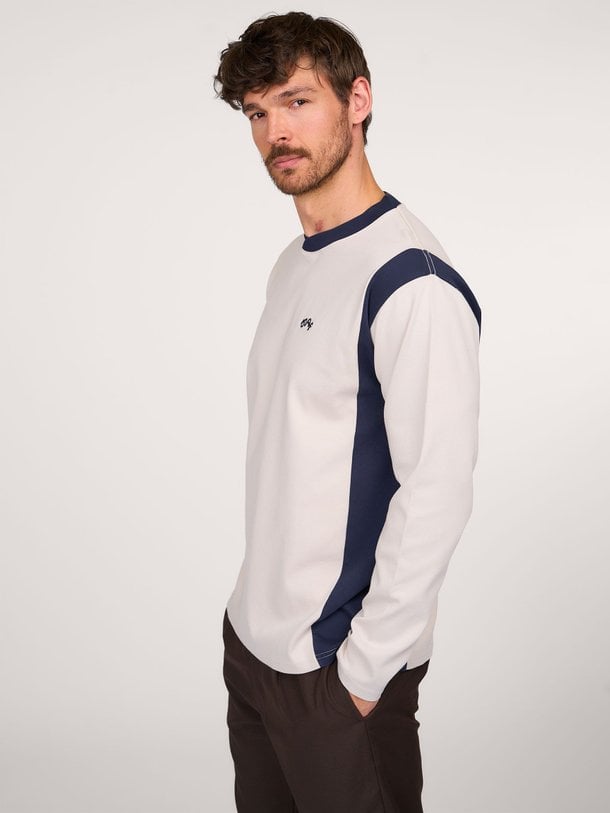 Ontdek de Panel Tee katoenen longsleeve van OLAF in de kleur zand bij Orangebag. Op werkdagen voor 21:45 besteld, morgen in huis.