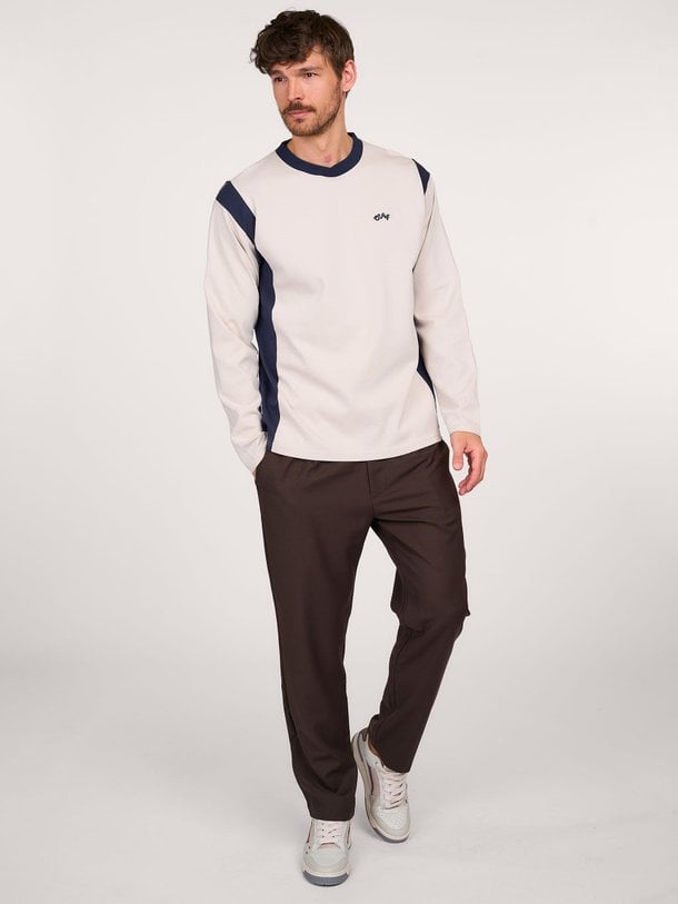 Ontdek de Panel Tee katoenen longsleeve van OLAF in de kleur zand bij Orangebag. Op werkdagen voor 21:45 besteld, morgen in huis.