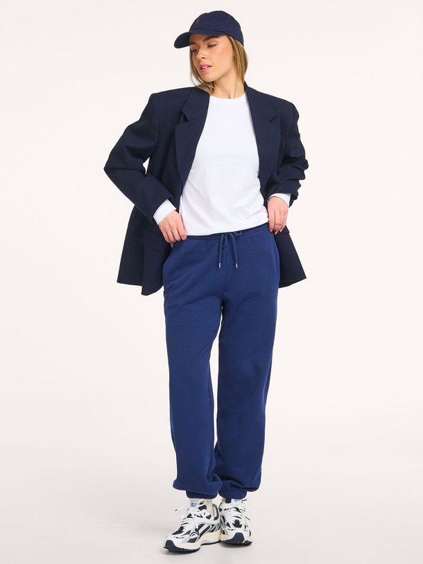 Ontdek de Organic cotton mix joggingbroek van Colorful Standard in de kleur Donkerblauw bij Orangebag. Op werkdagen voor 21:45 besteld, morgen in huis.