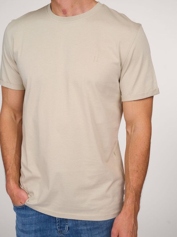 Ontdek de Nørregaard organic cotton T-shirt van Les Deux in de kleur zand bij Orangebag. Op werkdagen voor 21:45 besteld, morgen in huis.
