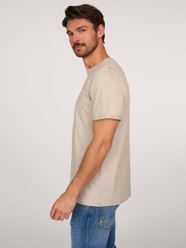 Ontdek de Nørregaard organic cotton T-shirt van Les Deux in de kleur zand bij Orangebag. Op werkdagen voor 21:45 besteld, morgen in huis.