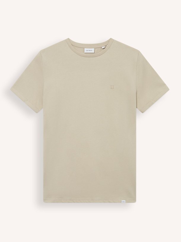 Ontdek de Nørregaard organic cotton T-shirt van Les Deux in de kleur zand bij Orangebag. Op werkdagen voor 21:45 besteld, morgen in huis.