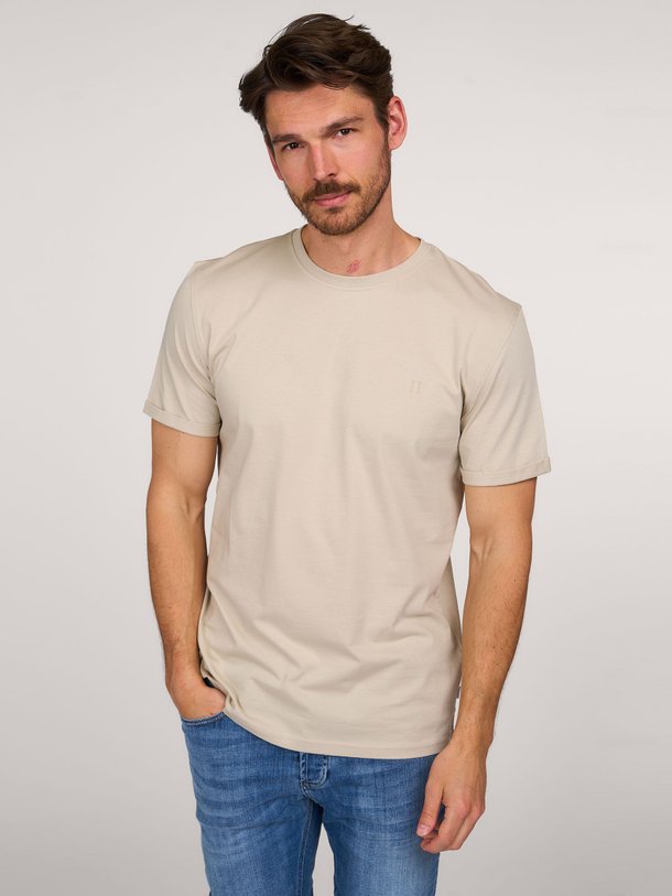 Ontdek de Nørregaard organic cotton T-shirt van Les Deux in de kleur zand bij Orangebag. Op werkdagen voor 21:45 besteld, morgen in huis.