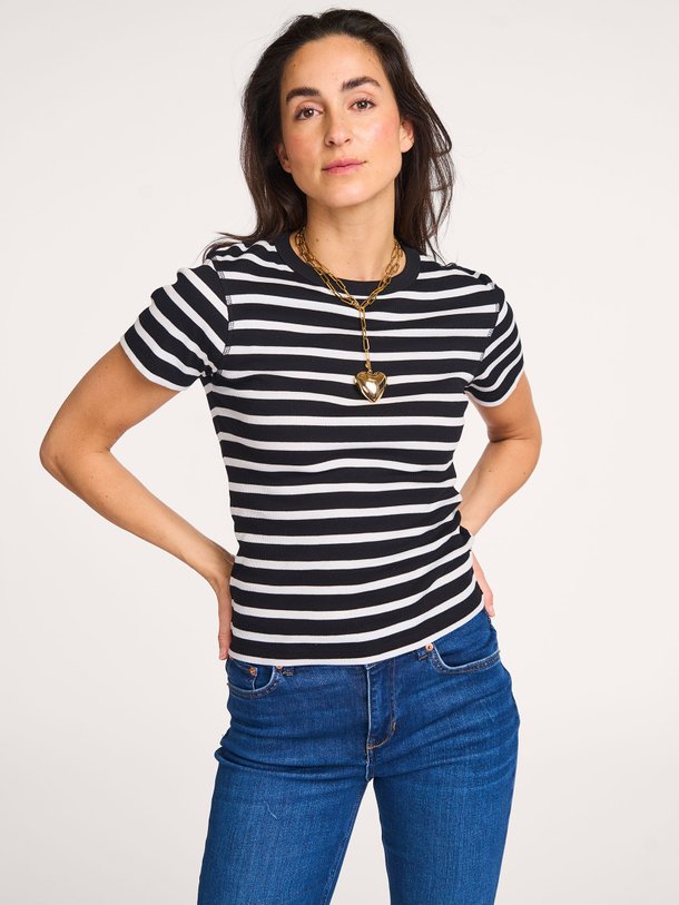 Ontdek de Koale katoenen rib T-shirt van Drykorn in de kleur zwart bij Orangebag. Op werkdagen voor 21:45 besteld, morgen in huis.