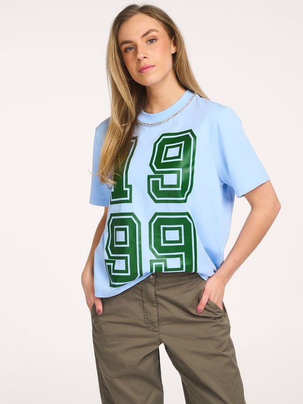 Ontdek de Jisos katoenen T-shirt met print van Essentiel Antwerp in de kleur Lichtblauw bij Orangebag. Op werkdagen voor 21:45 besteld, morgen in huis.