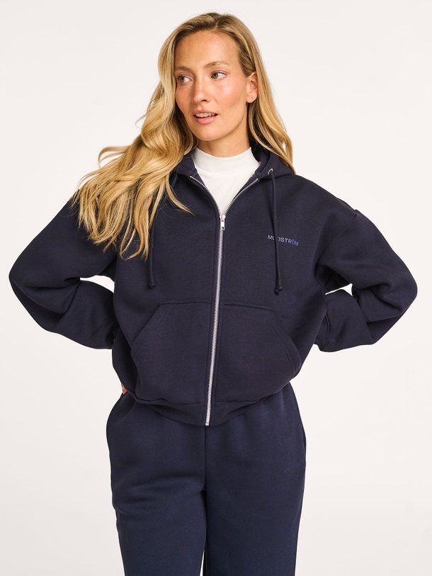 Ontdek de Tia katoenmix vest van Modstrom in de kleur donkerblauw bij Orangebag. Op werkdagen voor 21:45 besteld, morgen in huis.