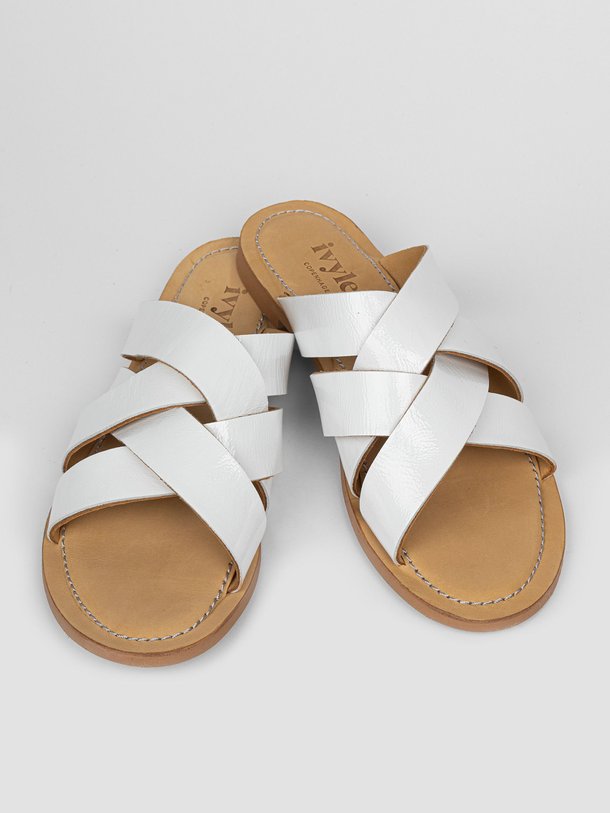 Ontdek de Nova laklederen slippers van Ivylee Copenhagen in de kleur wit bij Orangebag. Op werkdagen voor 21:45 besteld, morgen in huis.