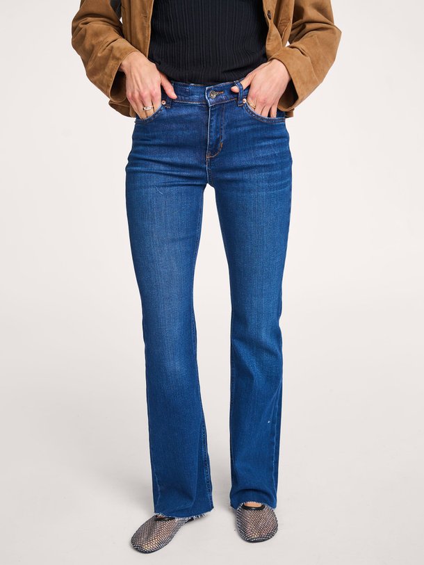 Ontdek de Far high waist straight fit jeans van Drykorn in de kleur donkerblauw bij Orangebag. Op werkdagen voor 21:45 besteld, morgen in huis.