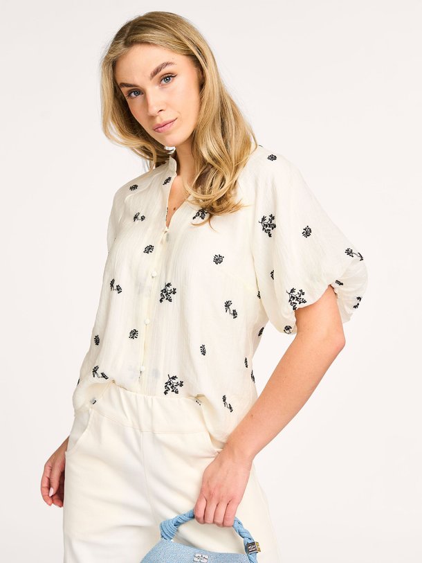 Ontdek de Colleen lyocell/katoenmix blouse van Co'Couture in de kleur off-white bij Orangebag. Op werkdagen voor 21:45 besteld, morgen in huis.