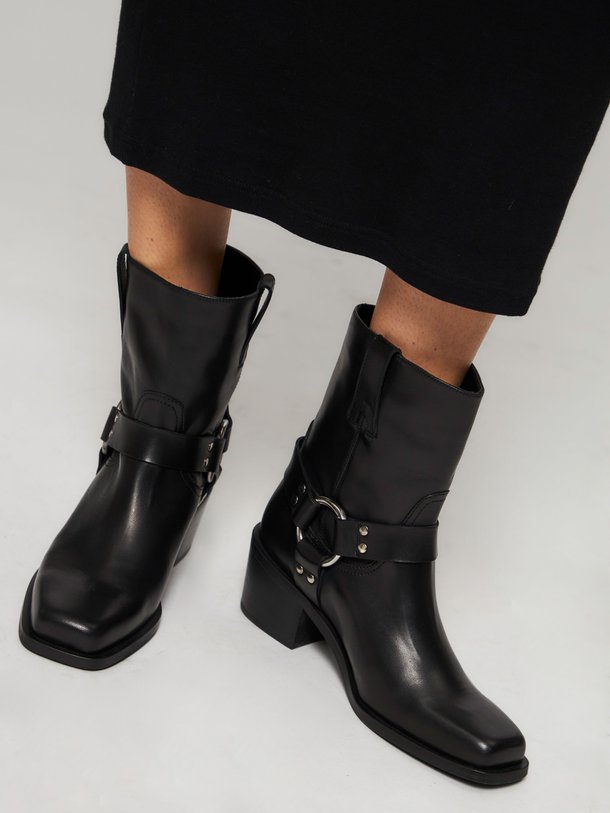 Ontdek de Boston lederen biker boots van Silver Grace in de kleur zwart bij Orangebag. Op werkdagen voor 21:45 besteld, morgen in huis.