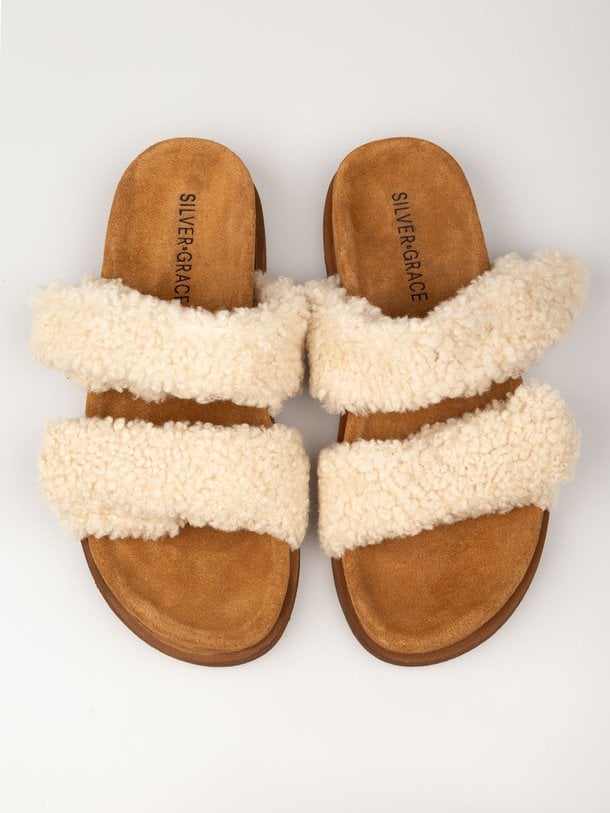 Silver Grace Boston - Teddy Slippers - Ecru Ontdek de Boston teddy slippers van Silver Grace in de kleur ecru bij Orangebag. Op werkdagen voor 21:45 besteld, morgen in huis.