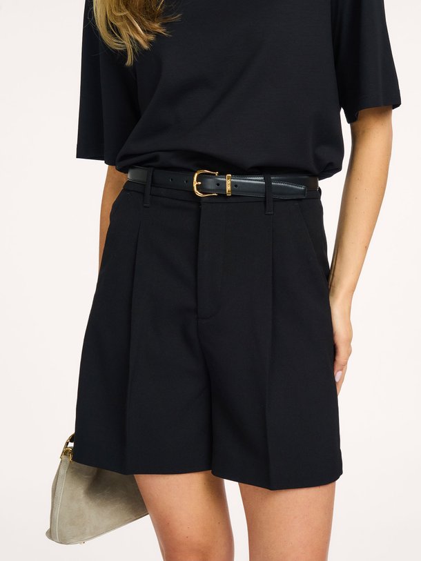 Ontdek de Tailor viscosemix short van Copenhagen Muse in de kleur zwart bij Orangebag. Op werkdagen voor 21:45 besteld, morgen in huis.