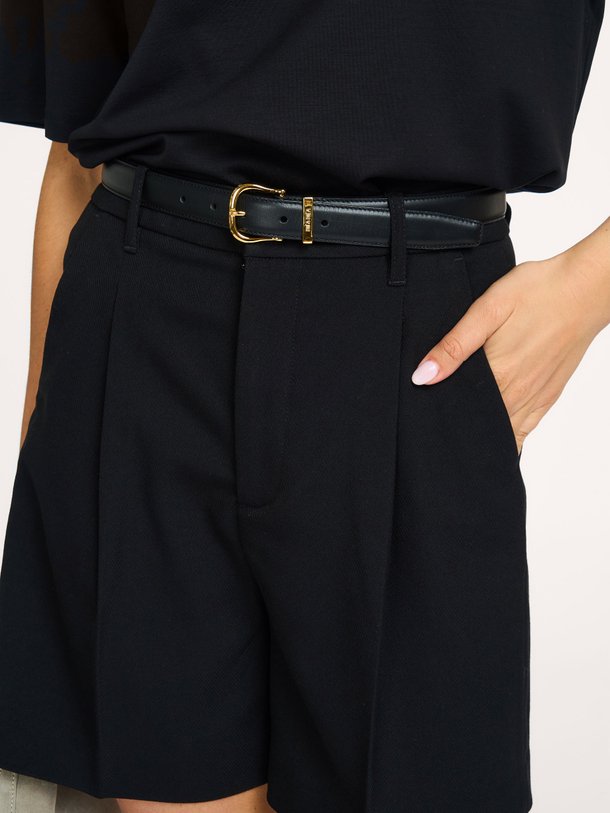 Ontdek de Tailor viscosemix short van Copenhagen Muse in de kleur zwart bij Orangebag. Op werkdagen voor 21:45 besteld, morgen in huis.