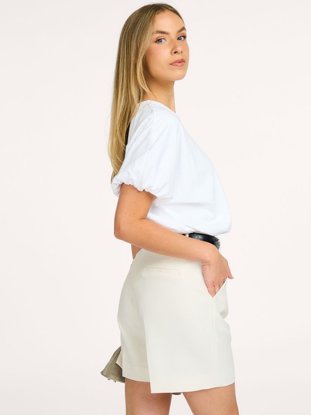Copenhagen Muse Tailor - Viscosemix Short - Ecru Ontdek de Tailor viscosemix short van Copenhagen Muse in de kleur ecru bij Orangebag. Op werkdagen voor 21:45 besteld, morgen in huis.