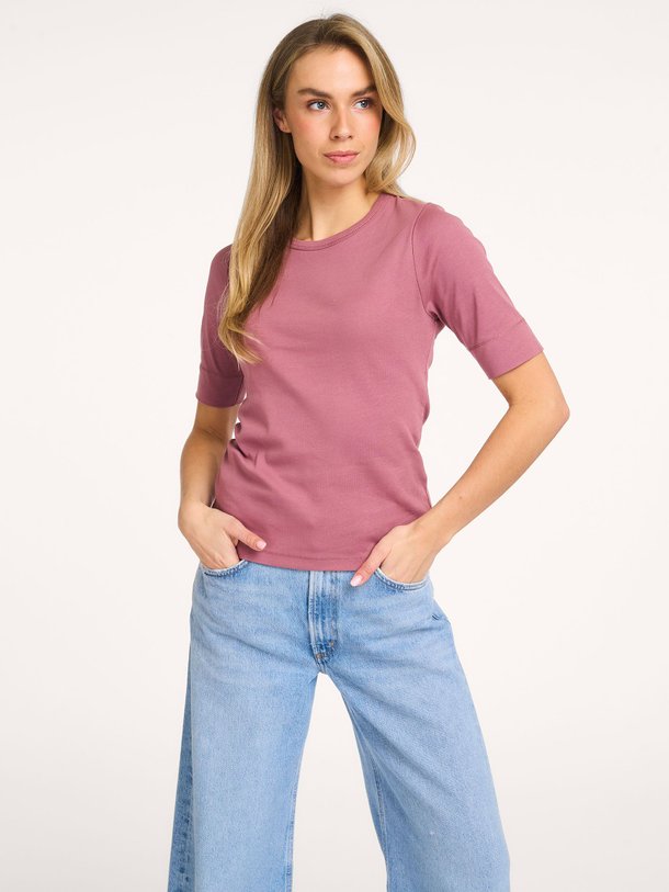 Ontdek de Granny organic cotton T-shirt van Co'Couture in de kleur Oud roze bij Orangebag. Op werkdagen voor 21:45 besteld, morgen in huis.