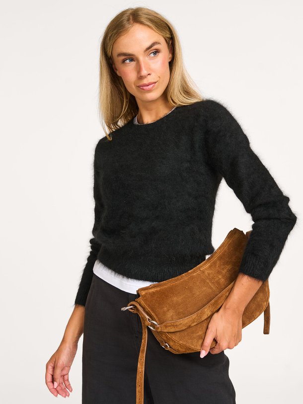 Ontdek de Datti angoramix trui van Bellerose in de kleur zwart bij Orangebag. Op werkdagen voor 21:45 besteld, morgen in huis.