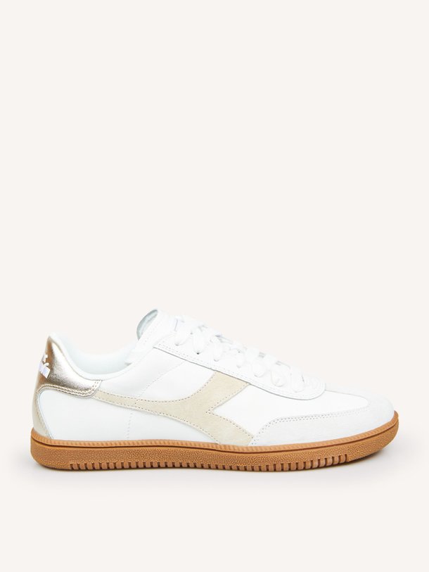 Ontdek de Trainer lederen sneakers van Diadora in de kleur Wit bij Orangebag. Op werkdagen voor 21:45 besteld, morgen in huis.