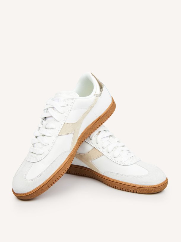 Ontdek de Trainer lederen sneakers van Diadora in de kleur Wit bij Orangebag. Op werkdagen voor 21:45 besteld, morgen in huis.
