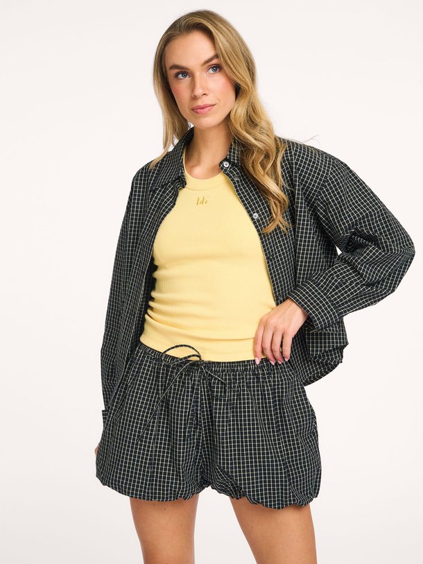 Ontdek de Johny katoenen geruite short van Bellerose in de kleur Zwart bij Orangebag. Op werkdagen voor 21:45 besteld, morgen in huis.