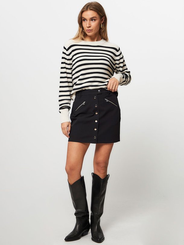 Ontdek de Jolina viscosemix stretch rok van Samsoe Samsoe in de kleur zwart bij Orangebag. Op werkdagen voor 21:45 besteld, morgen in huis.