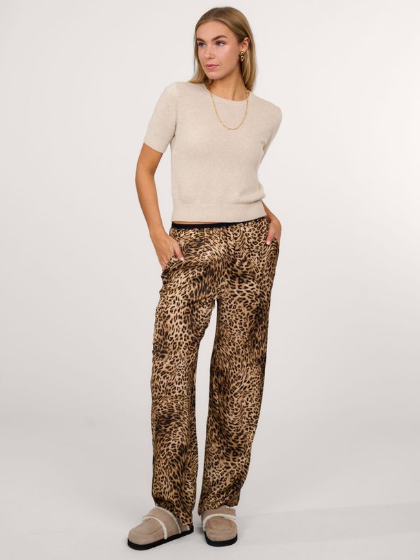 Ontdek de Voel viscose leopard broek van Bellerose in de kleur camel bij Orangebag. Op werkdagen voor 21:45 besteld, morgen in huis.