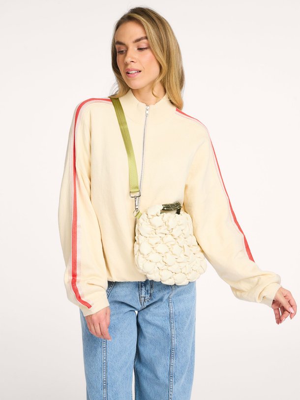 Ontdek de Gerta wolmix vest met biezen van Bellerose in de kleur Crème bij Orangebag. Op werkdagen voor 21:45 besteld, morgen in huis.