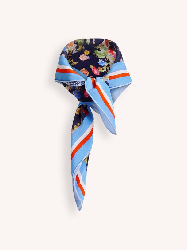 Ontdek de Jungle zijden sjaal met bloemenprint van Essentiel Antwerp in de kleur Blauw bij Orangebag. Op werkdagen voor 21:45 besteld, morgen in huis.