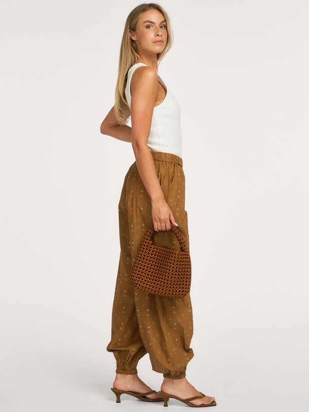 Ontdek de Apricotmd print pants van Modstrom bij Orangebag. Op werkdagen voor 21:45 besteld, morgen in huis.