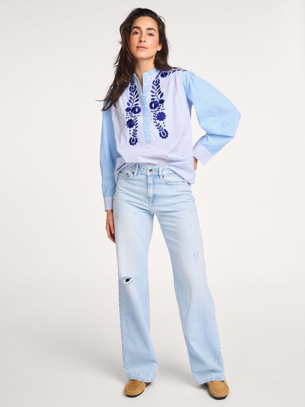 Ontdek de Tamir katoenen blouse met gestreept dessin van Antik Batik in de kleur blauw bij Orangebag. Op werkdagen voor 21:45 besteld, morgen in huis.