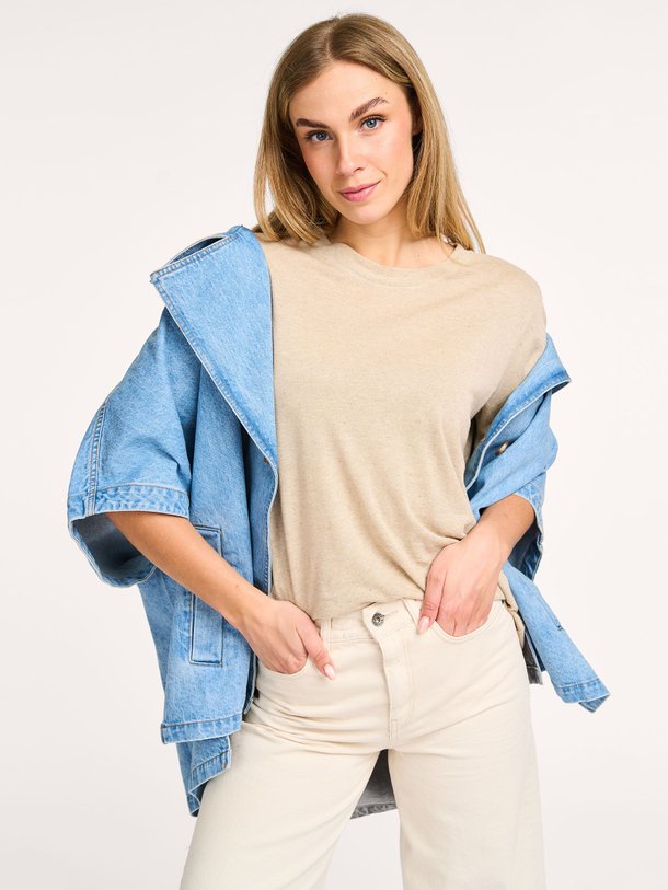 Ontdek de Lisa linnen/viscosemix slub T-shirt van My Essential Wardrobe in de kleur zand bij Orangebag. Op werkdagen voor 21:45 besteld, morgen in huis.