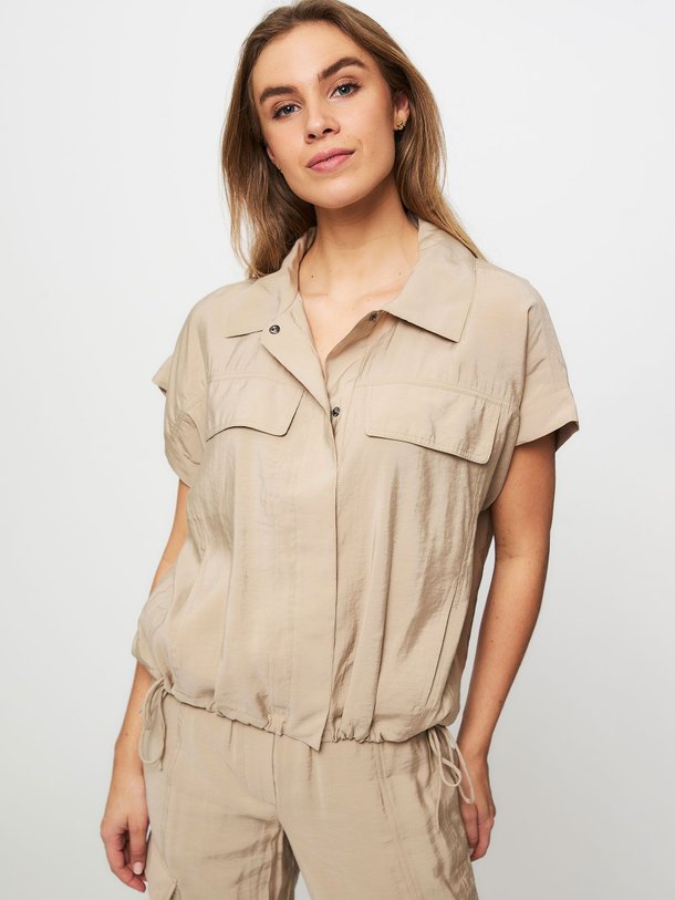 Ontdek de Fontaine modalmix blouse van Dante 6 in de kleur zand bij Orangebag. Op werkdagen voor 21:45 besteld, morgen in huis.