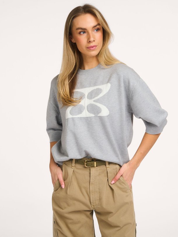 Ontdek de Isidre viscosemix trui van Studio AR in de kleur Grijs bij Orangebag. Op werkdagen voor 21:45 besteld, morgen in huis.