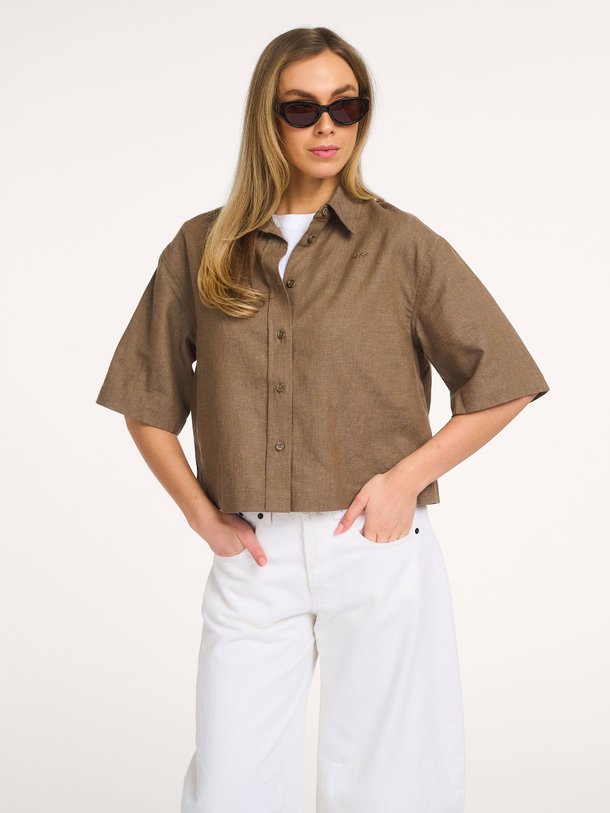 Ontdek de Linnen/katoenmix blouse van OLAF in de kleur Taupe bij Orangebag. Op werkdagen voor 21:45 besteld, morgen in huis.