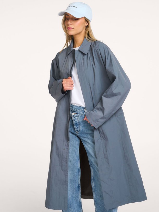 Ontdek de Long Coach Crinkle geweven technische parka van Welter Shelter in de kleur Grijsblauw bij Orangebag. Op werkdagen voor 21:45 besteld, morgen in huis.